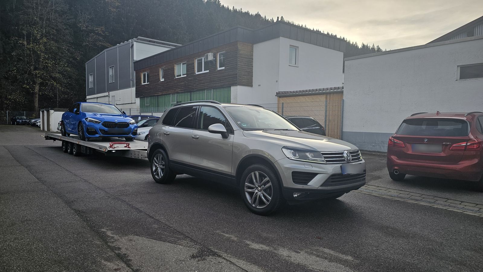 BMW 2er Gran Coupé auf dem eigenen Autoanhänger