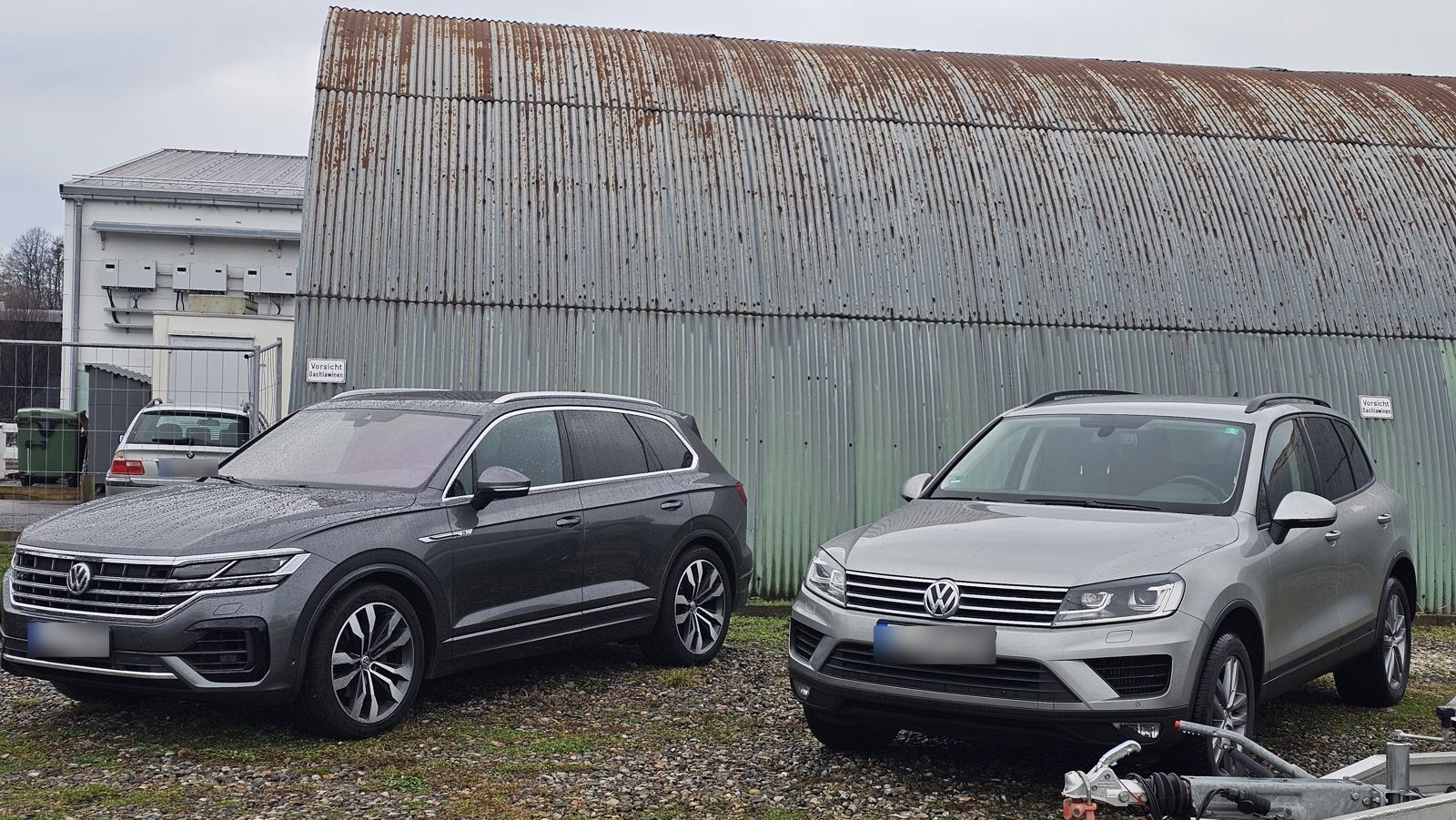 Zwei VW Touareg und der Autoanhänger auf dem Lager