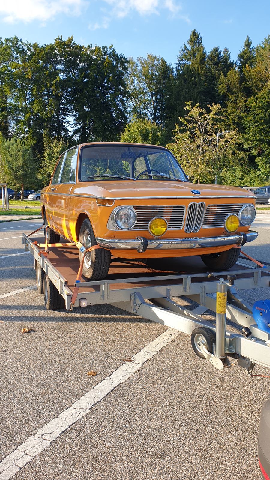 BMW 2002 Oldtimer auf dem Anhänger