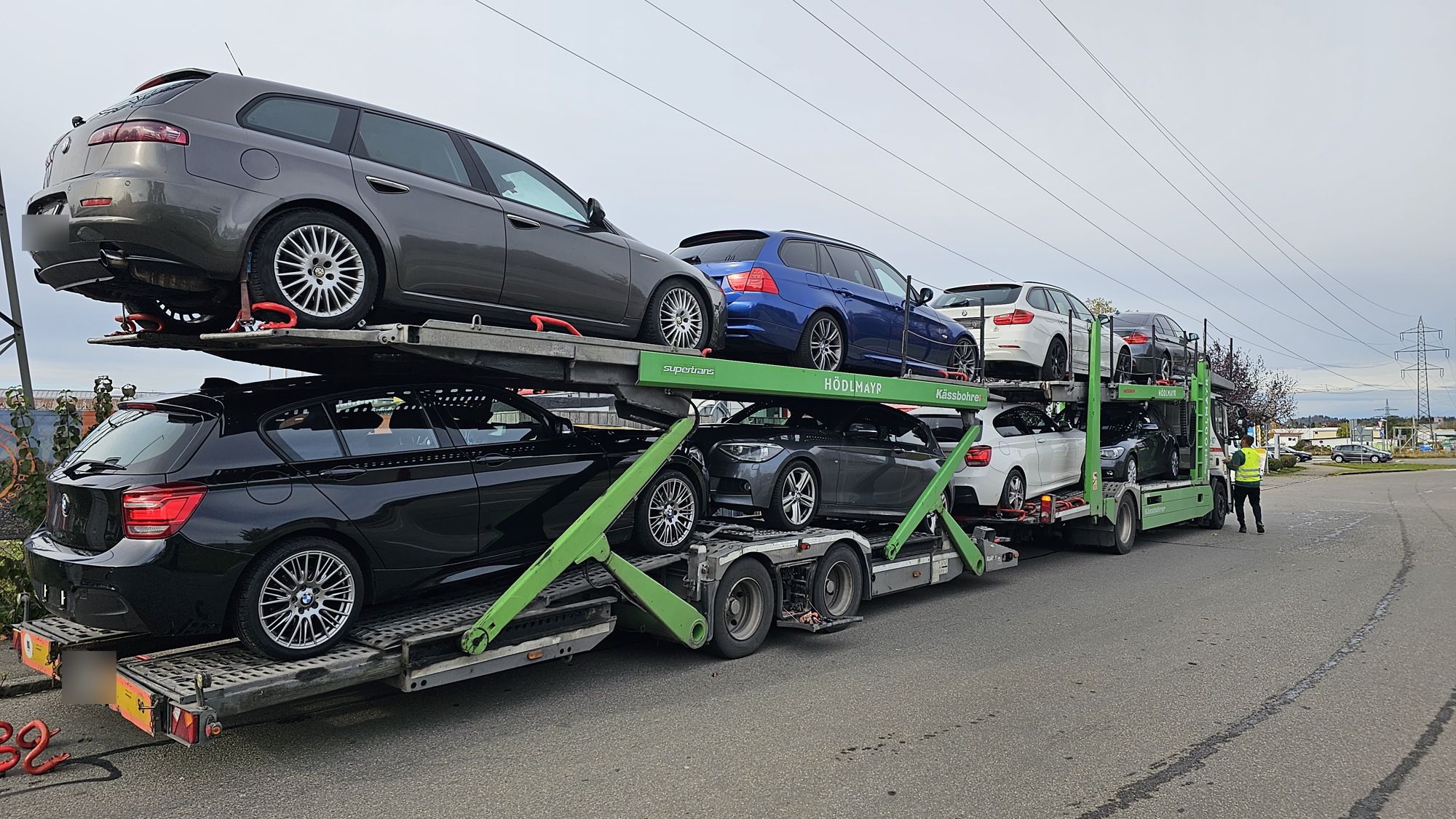 Voll beladener Autotransporter für den Export