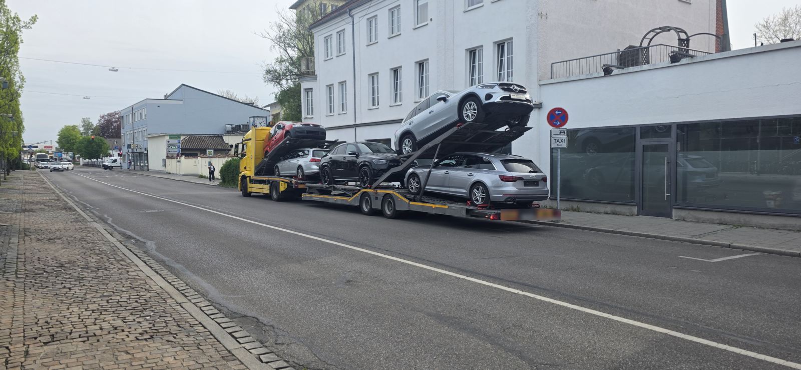 Beladener Autotransporter in der Stadt