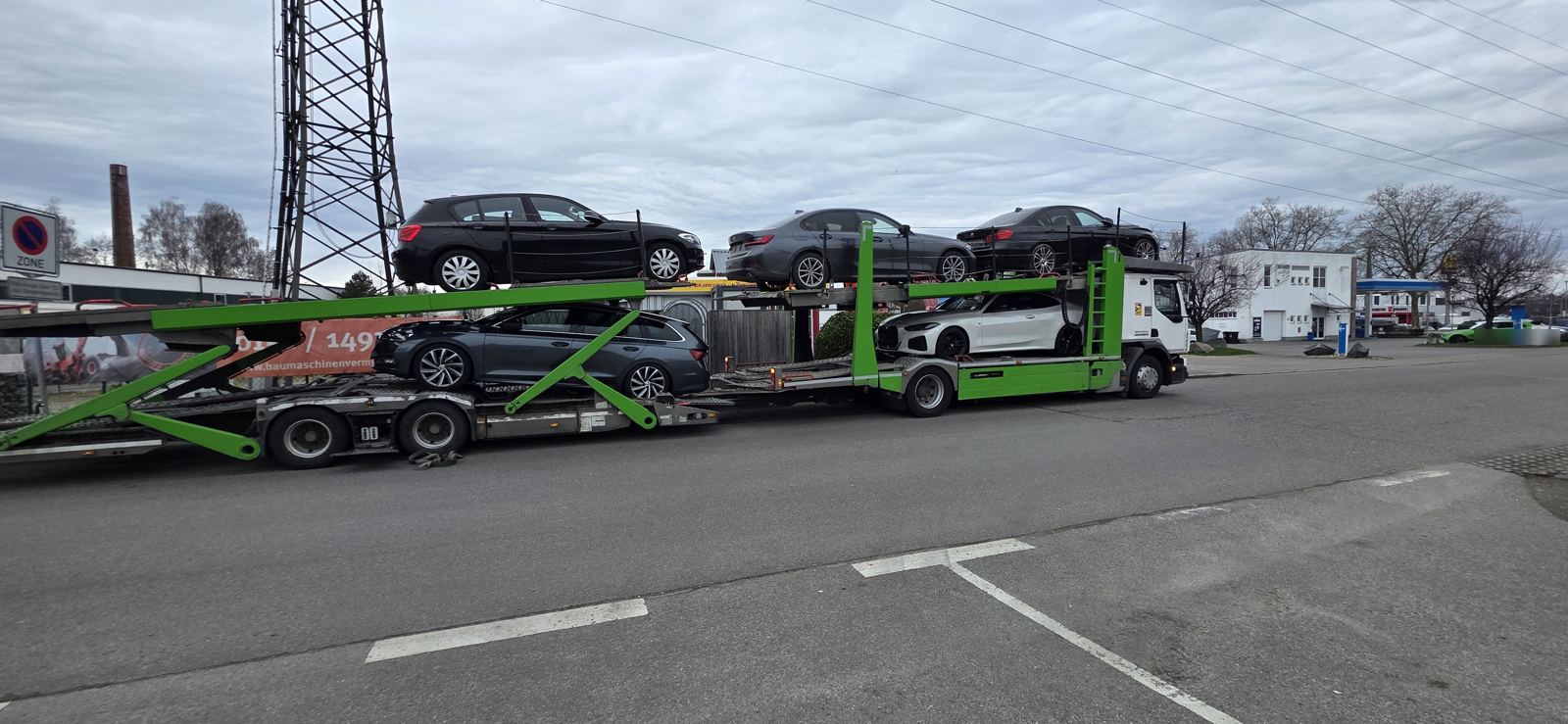 Voll beladener Autotransporter