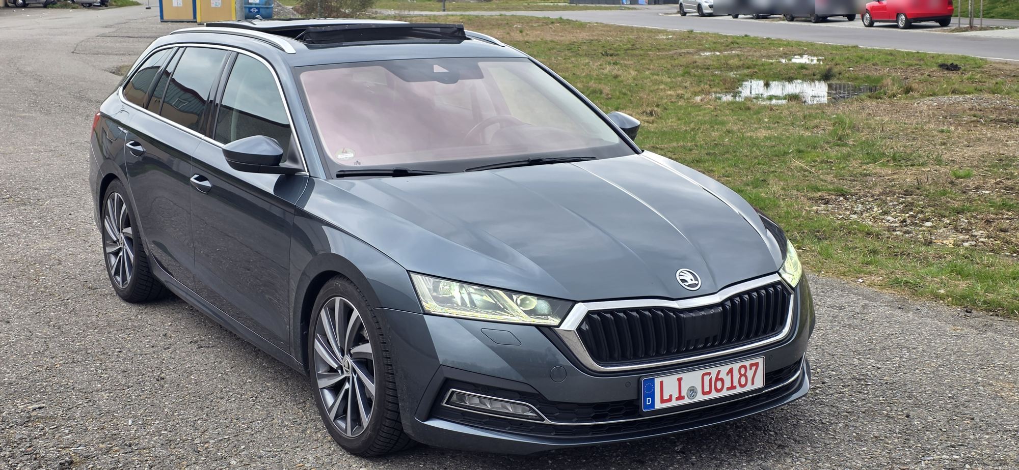 Škoda Octavia Combi mit Händlerkennzeichen