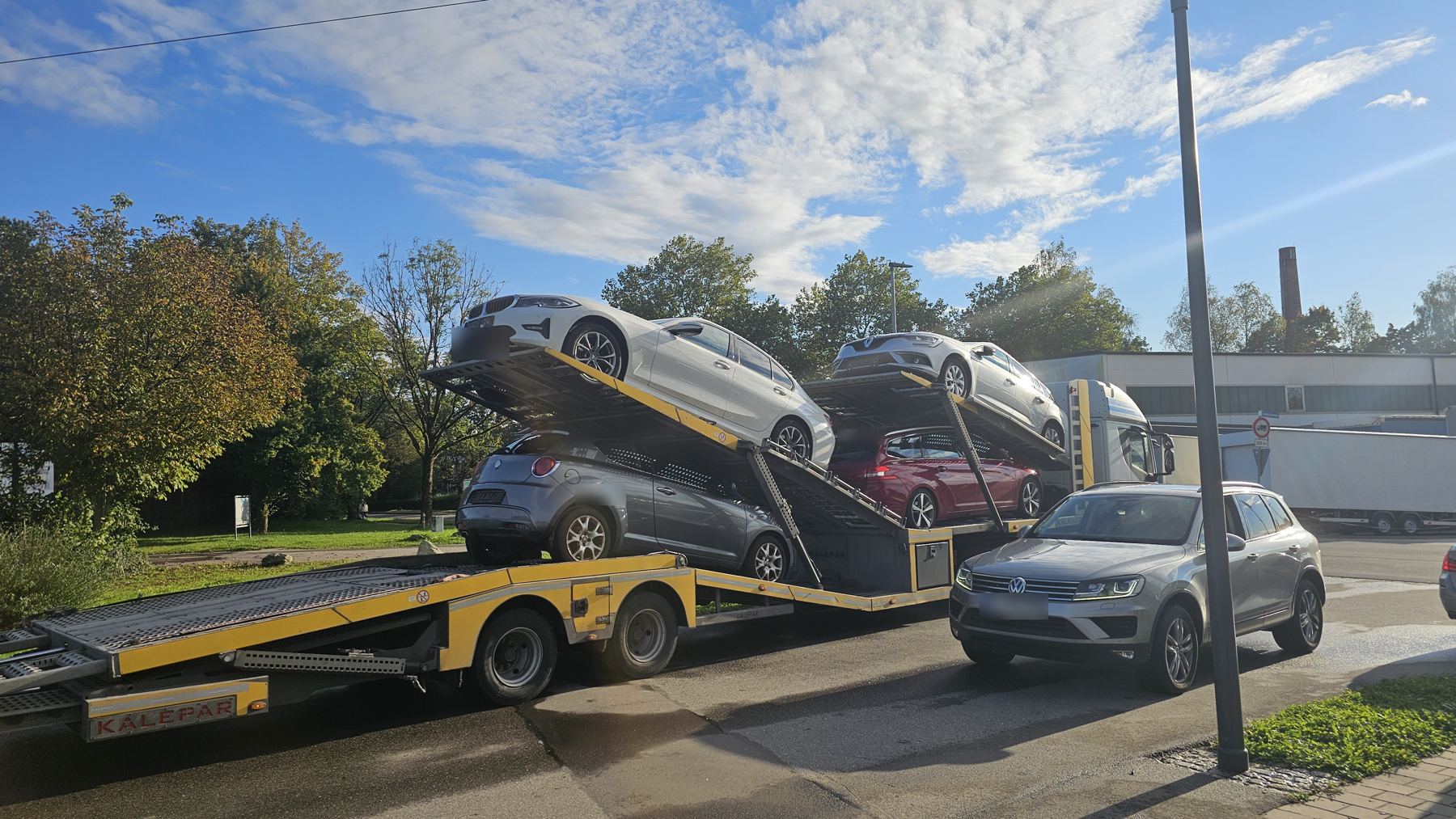 Beladener Autotransporter vor der Abfahrt nach Kroatien