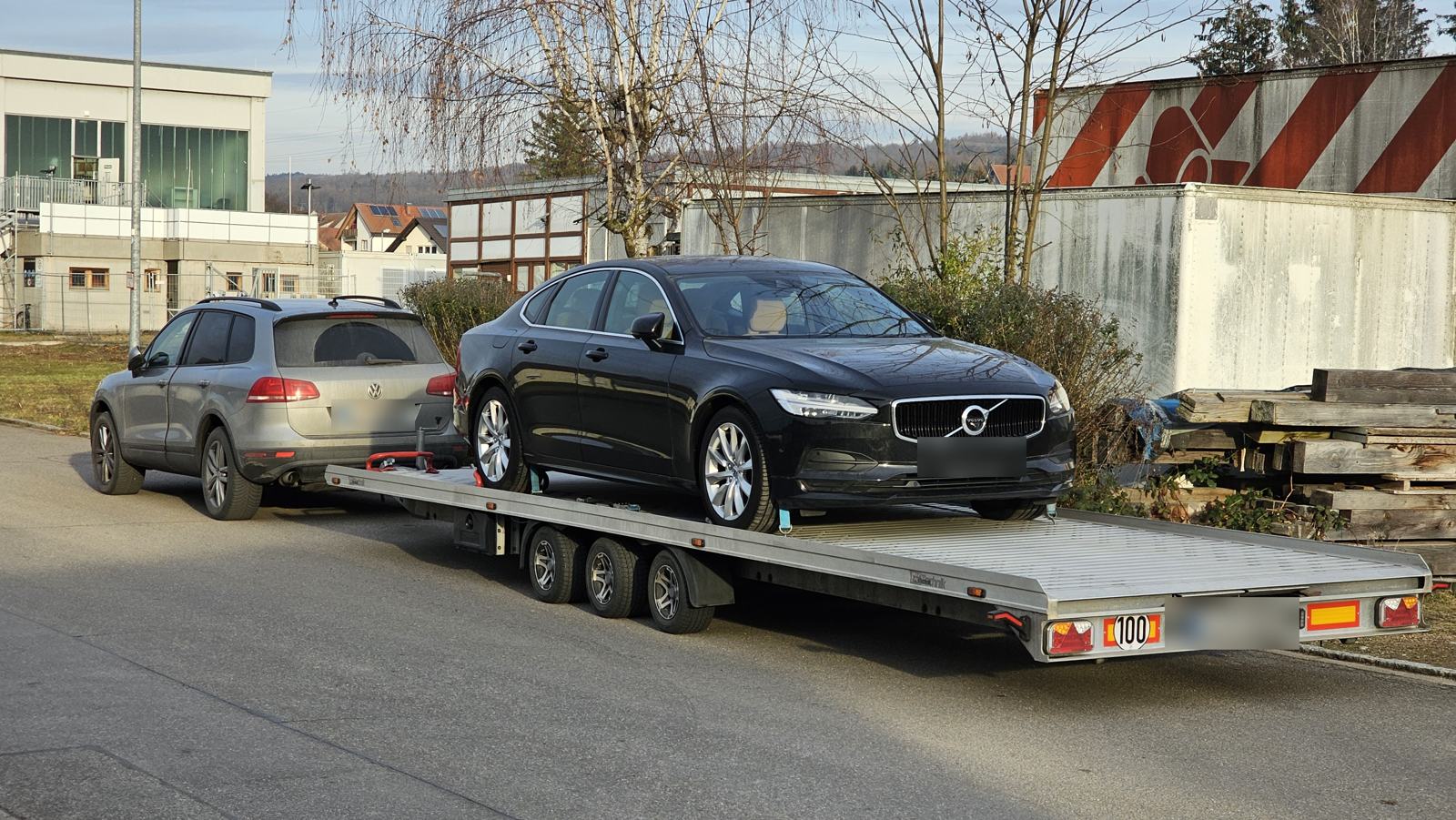 Volvo S90 auf dem eigenen Autoanhänger